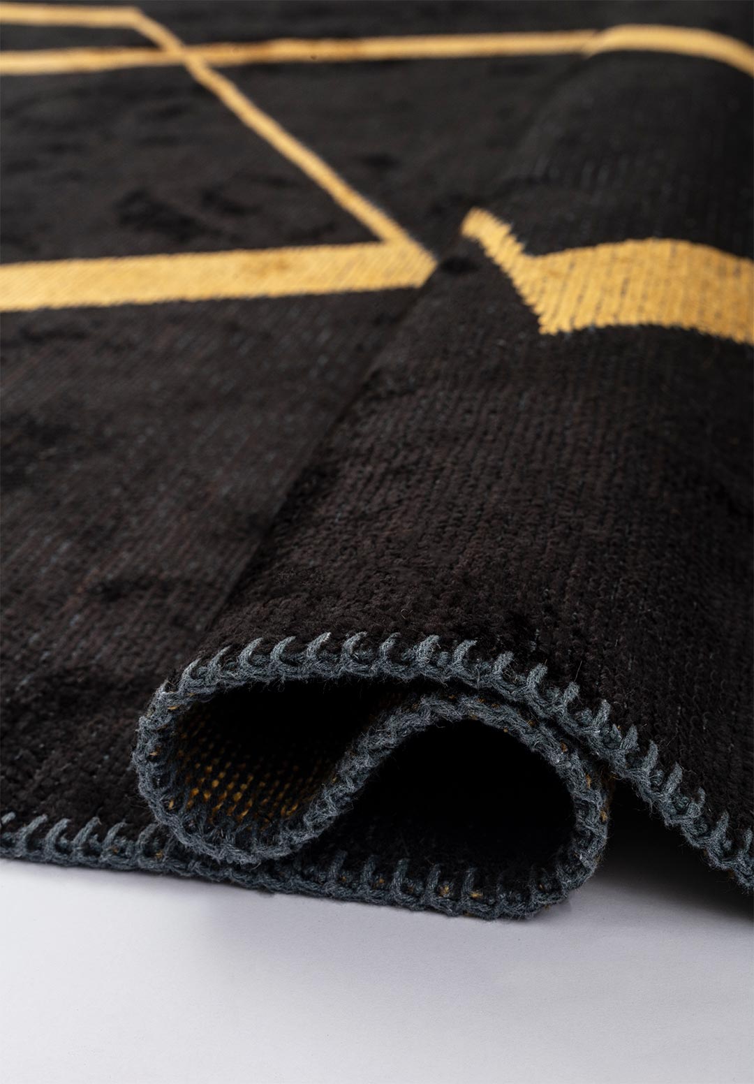 PIPE BLACK - GOLD RUG